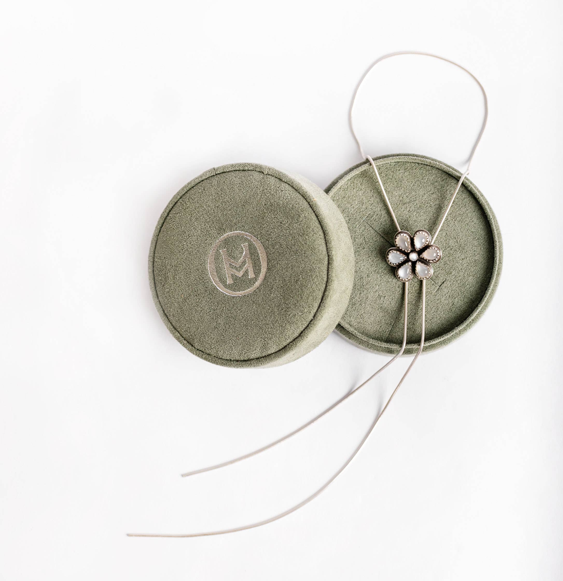 Moxie Maine - Wholesale Pendant/Charm Necklace - 701: Flower Cluster Snake Chain Bolo Necklace 9251