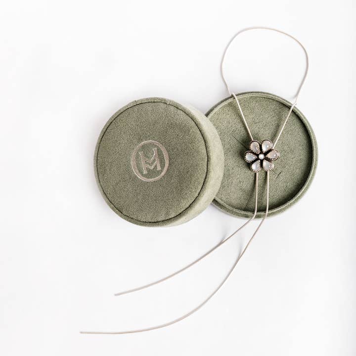 Moxie Maine - Wholesale Pendant/Charm Necklace - 701: Flower Cluster Snake Chain Bolo Necklace 9251