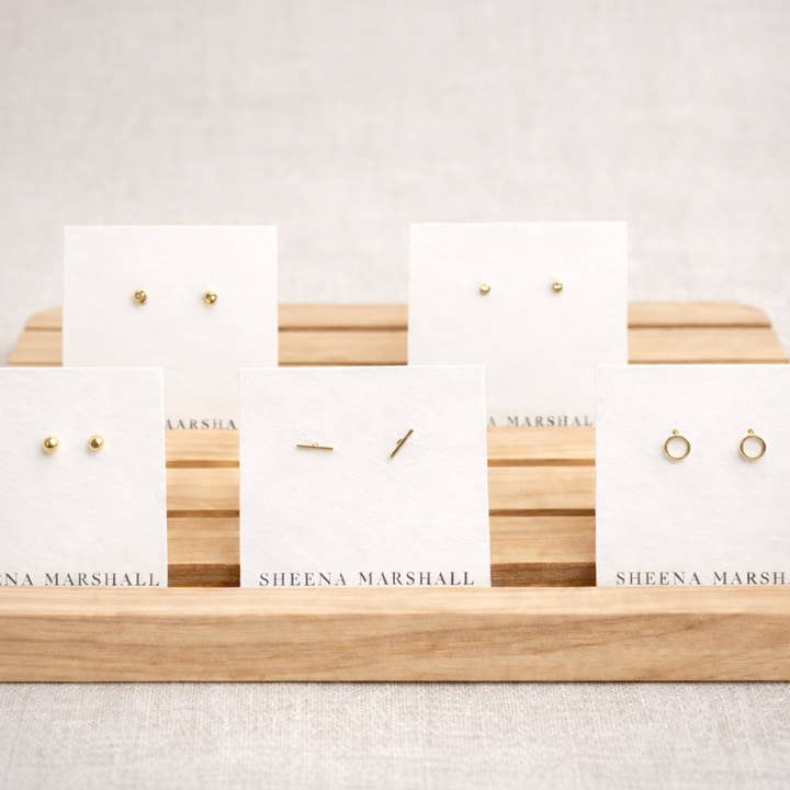 Espositore in legno scanalato SM per la vendita all'ingrosso da parte di Sheena Marshall Jewelry