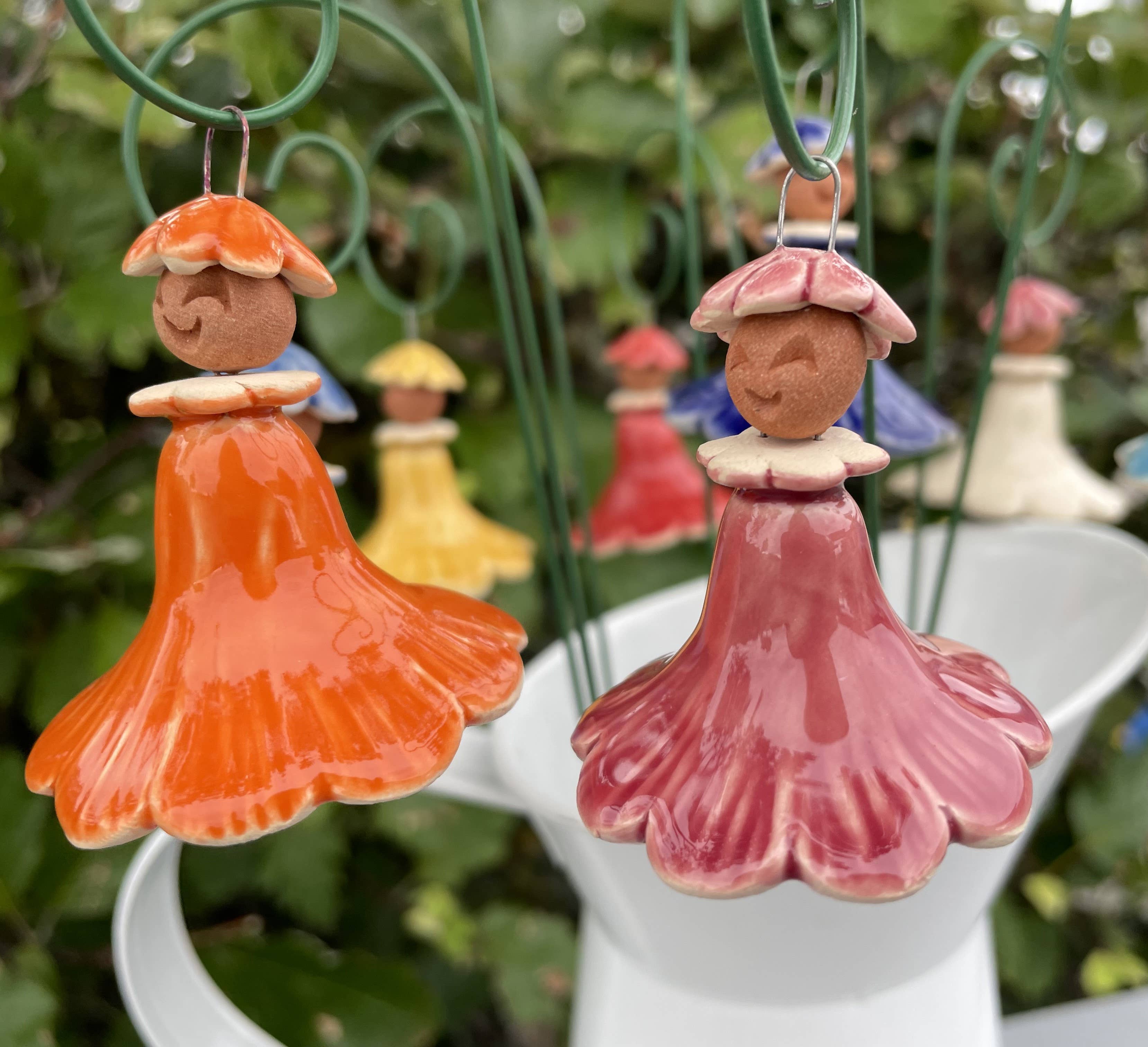 Pannonhem AB. – Großhandel Gartendeko/-schmuck – Hängende bunte Feen aus Keramik9