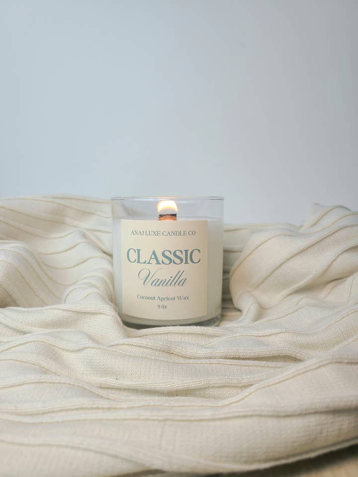 Bougie parfumée CLASSIC VANILLA pour la vente par ANAJ Luxe Candle Co