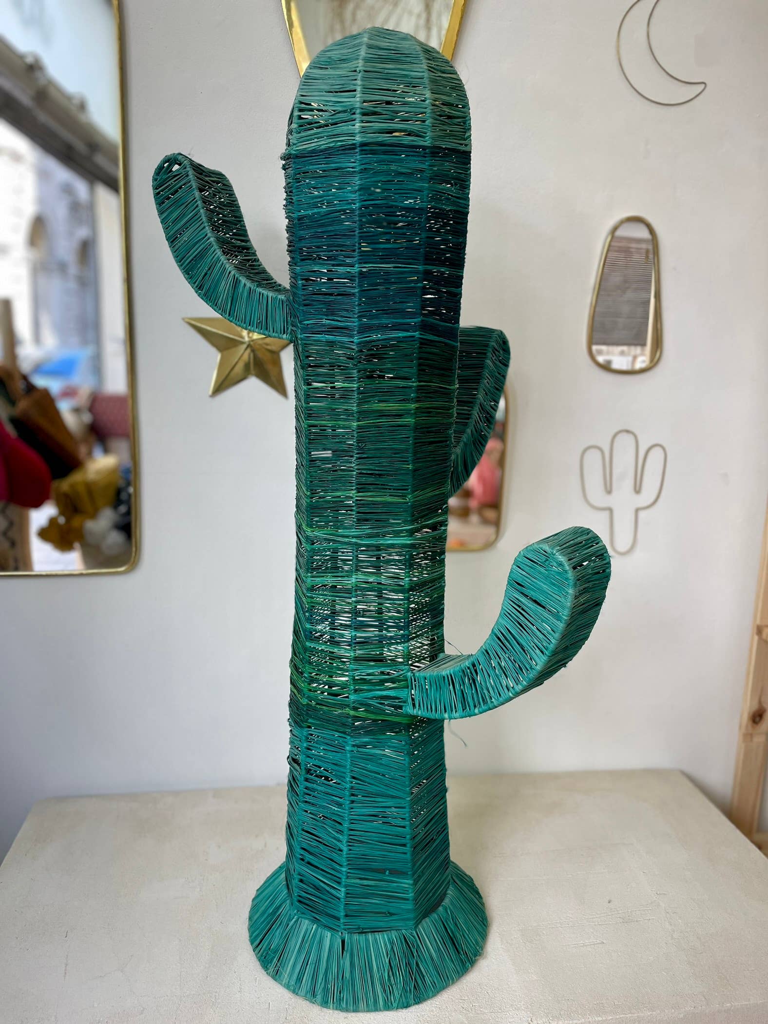 BAHIA HOME – wholesale Dekorativt bordsobjekt – Handflätad kaktus i raffia - grön4