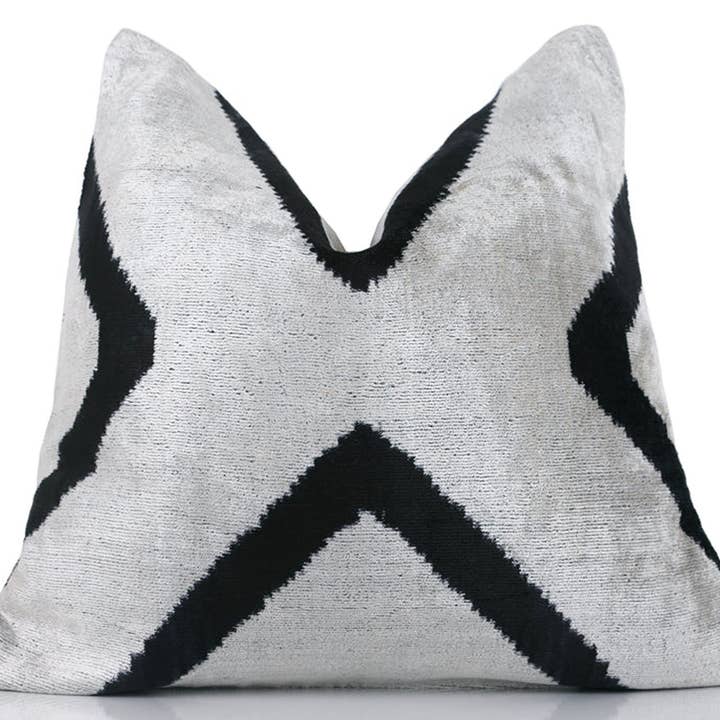 Coussin en velours Ikat à chevrons noir et blanc moderne – 16x16 fait main pour la vente par Canvello