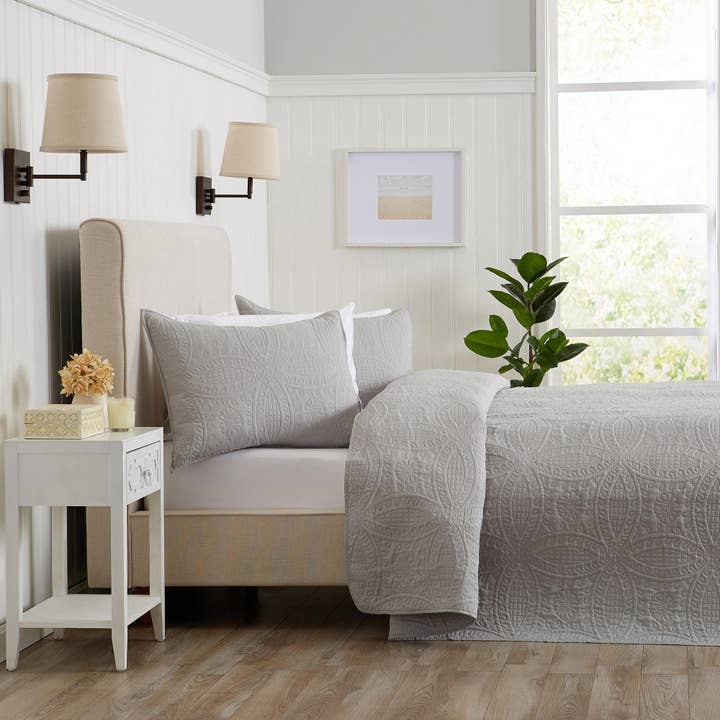 BH Collective - Wholesale Bedding Set - Oversized Quilt & Sham Set - Medallion Stitch - Clara21