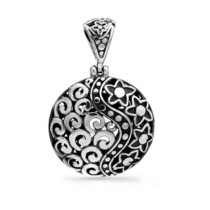 Pendentif en argent Tembok pour la vente par Nusa