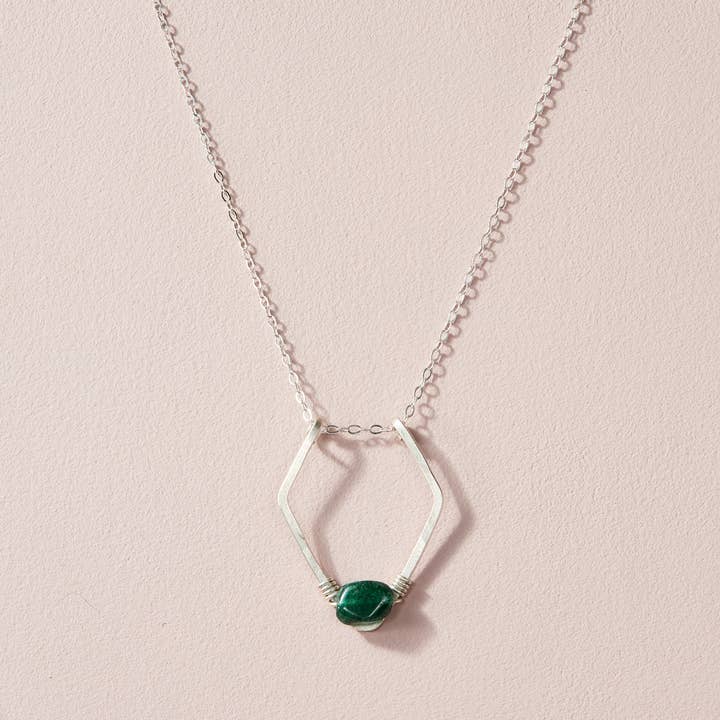 Bouclier en argent sterling : : Aventurine vert émeraude pour la vente par Kate Stephen Jewelry