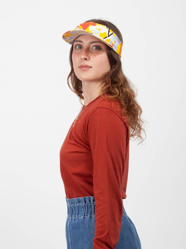 Visière - Assis dans le parc pour la vente par Gravel & Gold