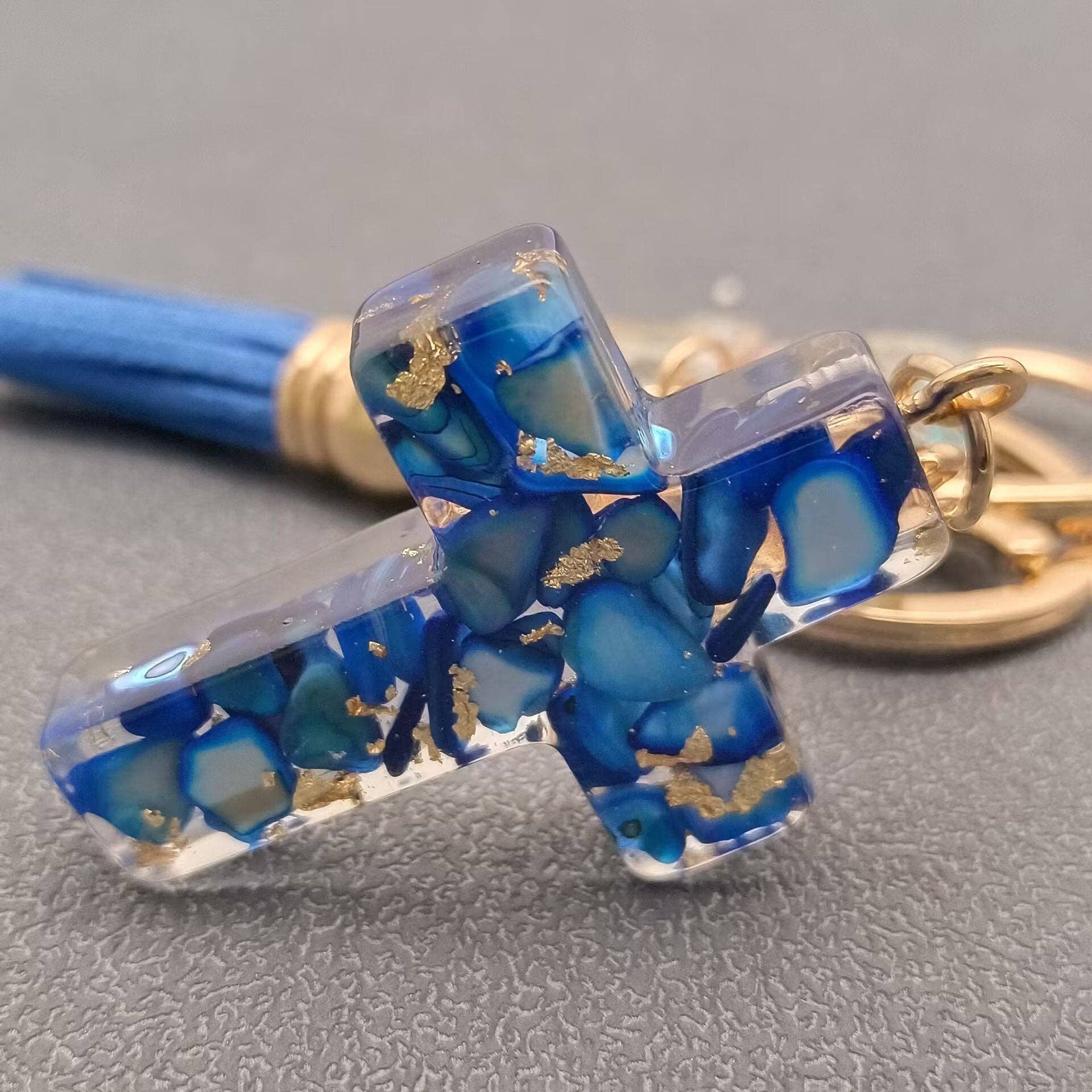 Mio Queena - Vente Porte-clés – femme - Porte-clés à pompon en forme de croix en résine8