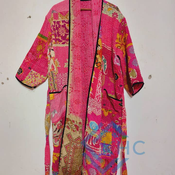 Indische handgefertigte Vintage Kantha Quilt Pink Patchwork Kimono Robe Einheitsgröße Robe für den Großhandel von KHC