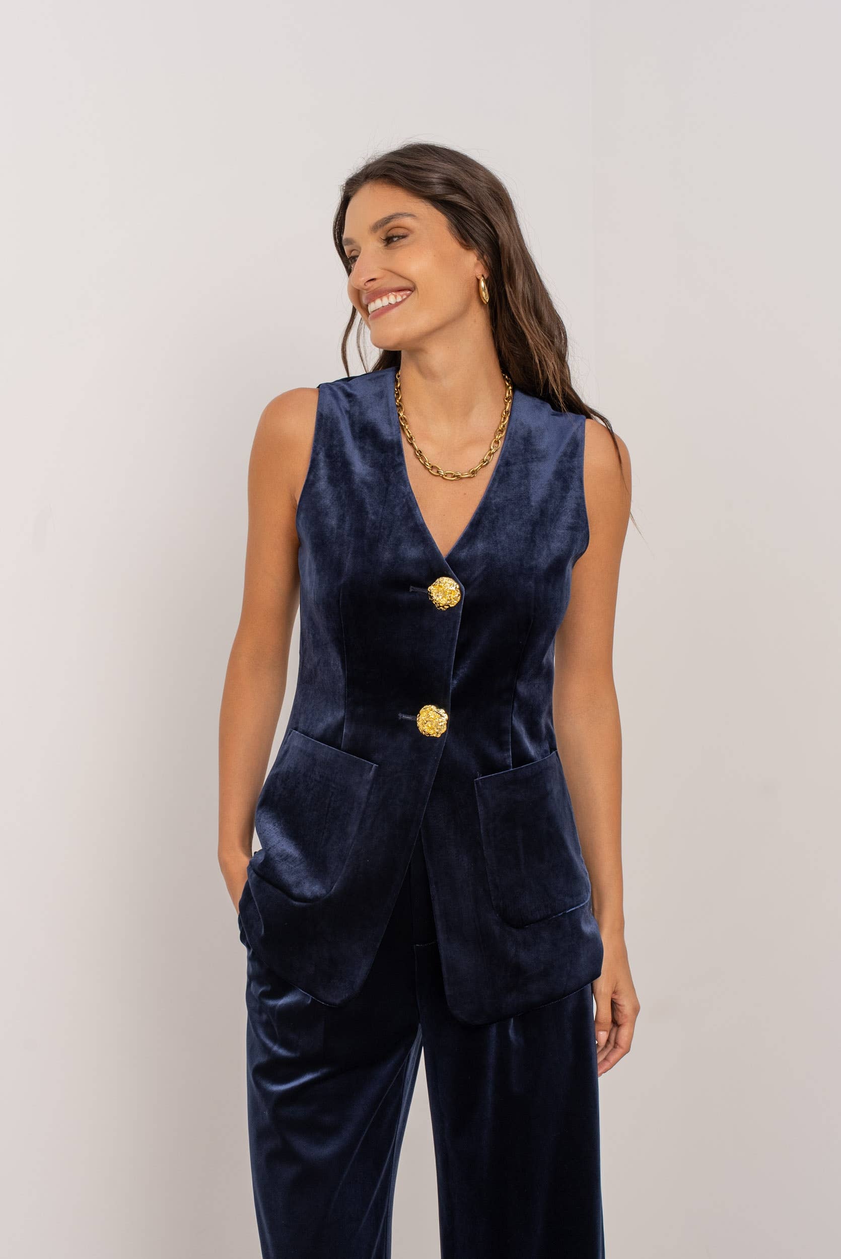 Attentif Paris – Engroshandel Habitvest – til kvinder – Lang velourvest med guldknapper16