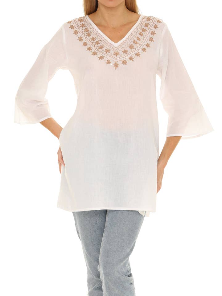 Shoreline Wear. INC - Venta al por mayor Túnica - Mujer - Túnica transparente con cuello en V bordada con mangas tres cuartos0