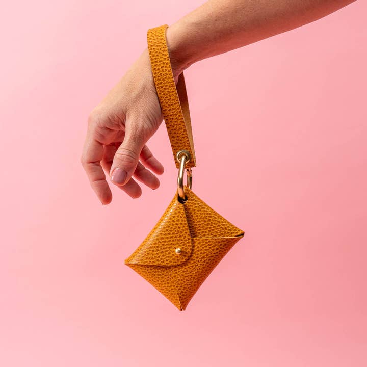 Set di portafogli e polsini in pelle color giallo oro per la vendita all'ingrosso da parte di Avryn Co.