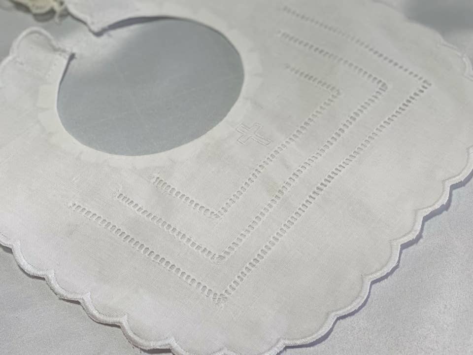 Simply Charming – Großhandel Lätzchen – Baby – Weißes Babylätzchen mit Kreuz- und Wellenrand0