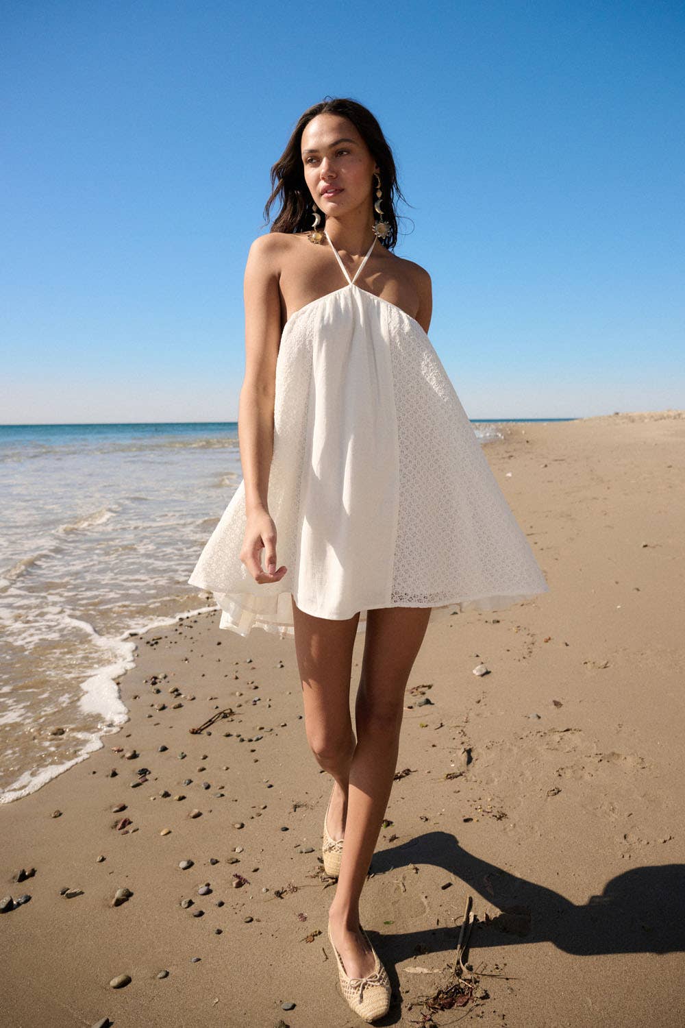 Mini-robe licou à dos ouvert en dentelle florale en vente B2B pour