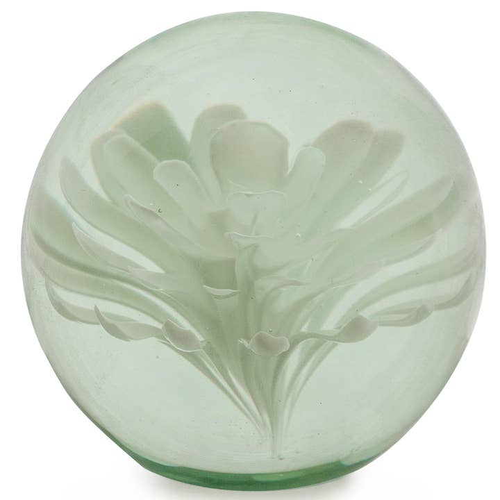 Pisapapeles grande con forma de bola de cristal con forma de flor blanca con caja de regalo para venta al por mayor de McGowan & Rutherford Ltd