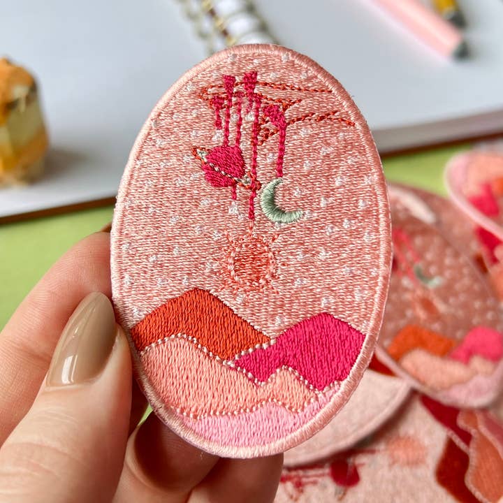 Universet broderet jern på patch for engroshandel hos The Unrefined Crafter