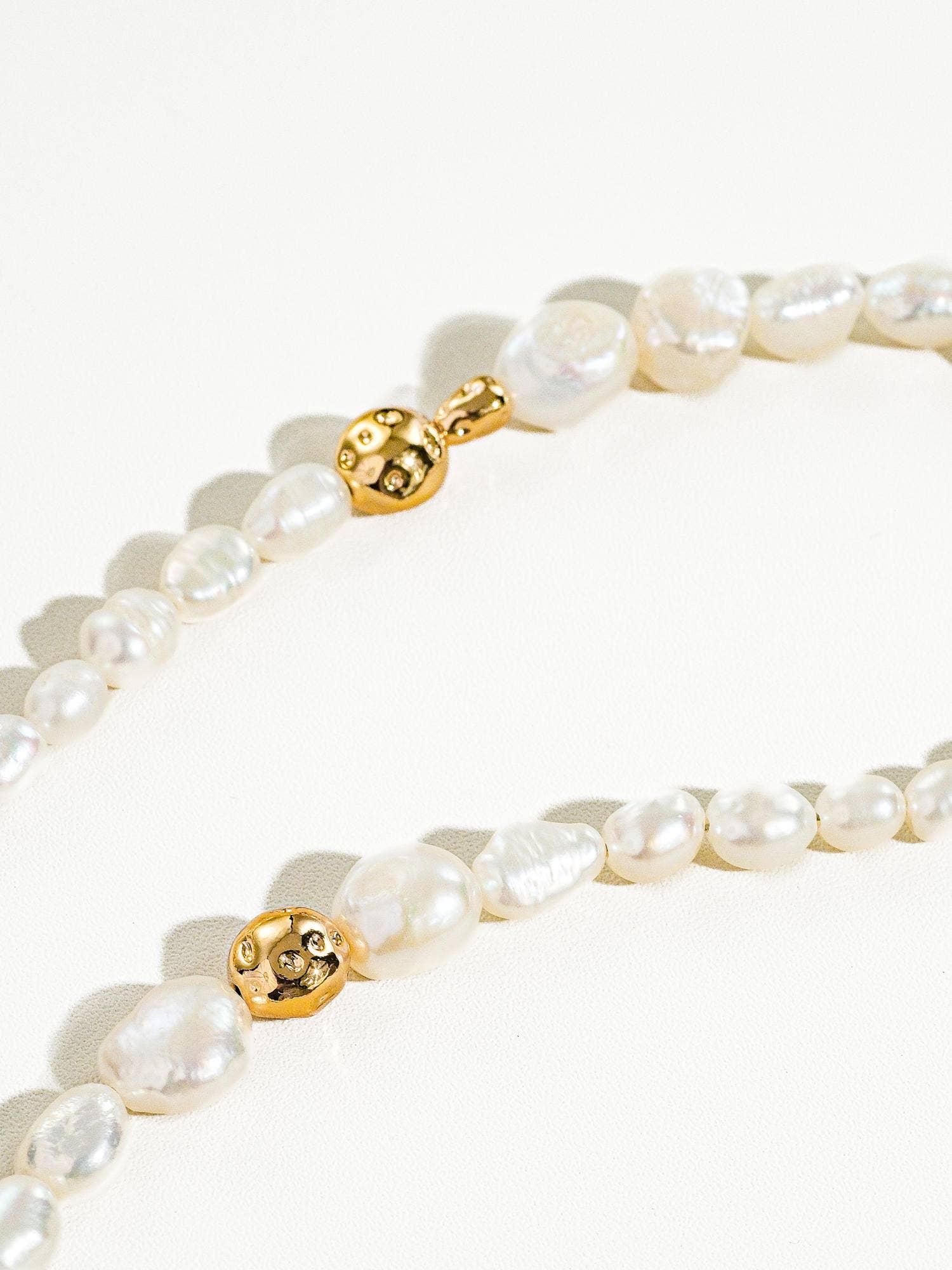 Or jaune Collier ras du cou Penelope en perles baroques naturelles plaqué or 18 carats en vente sur Faire3