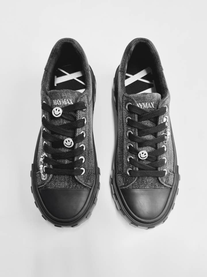 Baskets basses en denim noir avec détail en métal pour la vente par MAYMAX SNEAKER