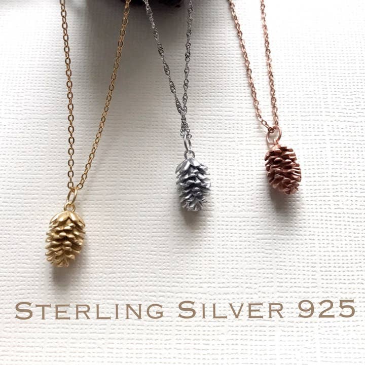 Collana a forma di pigna per la vendita all'ingrosso da parte di N.L. McLaughlin.