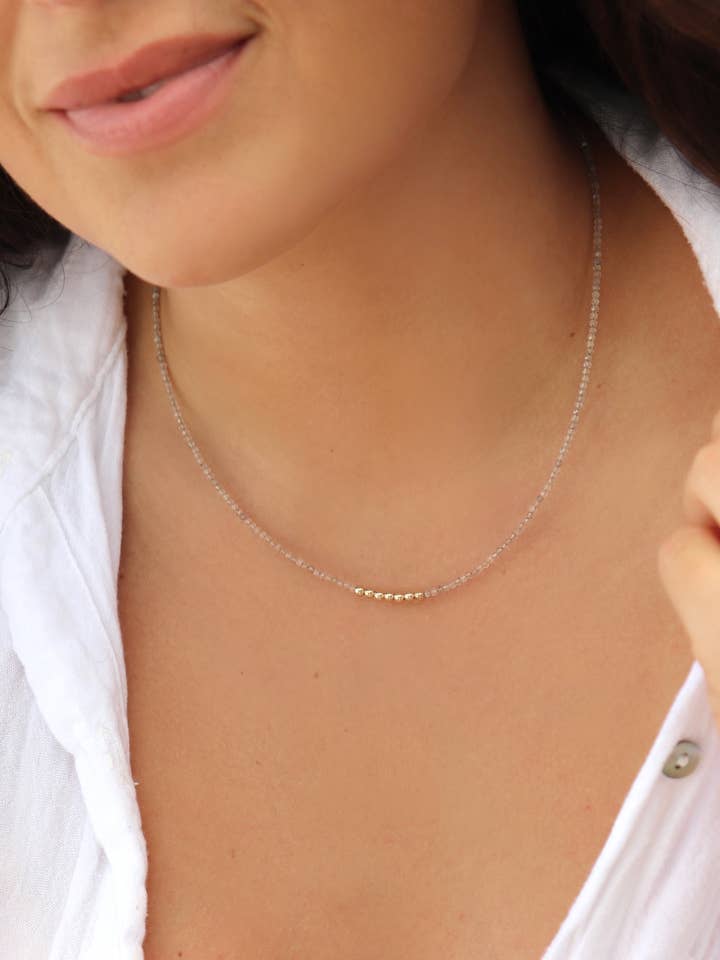 Collier Lucky fait main en pierres précieuses délicates en labradorite grise pour la vente par Kaylie Dawn Jewelry
