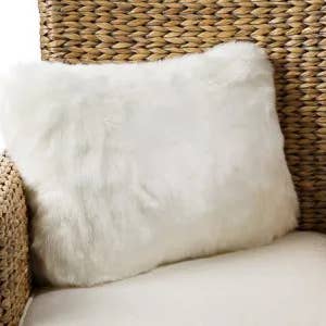 Kudde fuskpäls Vinterhare vit 30 x 45 cm för wholesale av HemsidanDesign