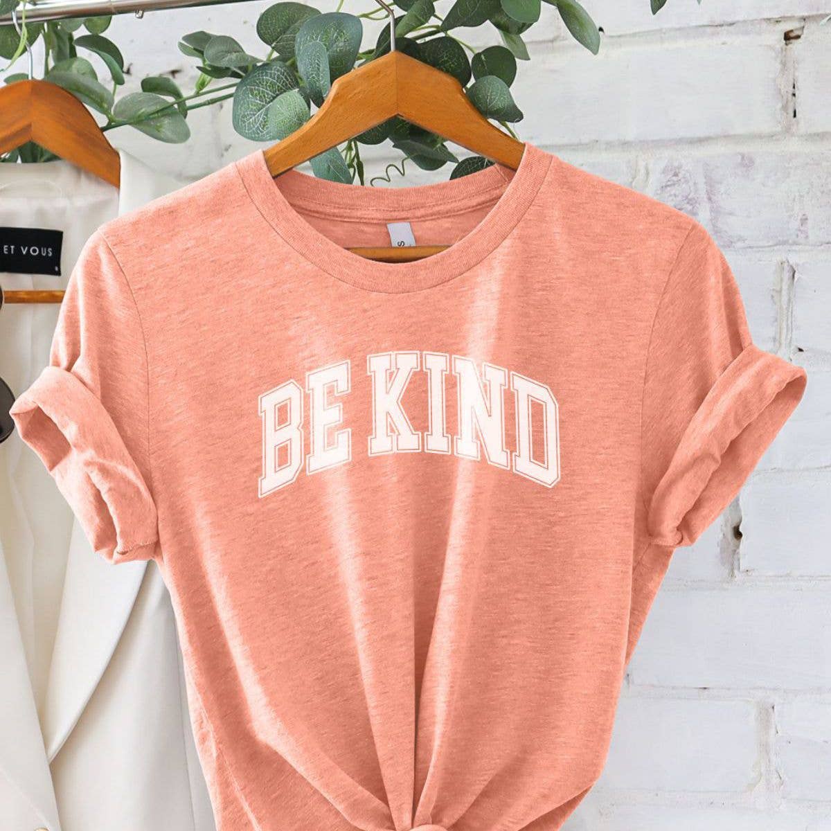 Bella Me – wholesale T-shirts med screentryck – Dam – Var Snäll Unisex T-shirt Casual3