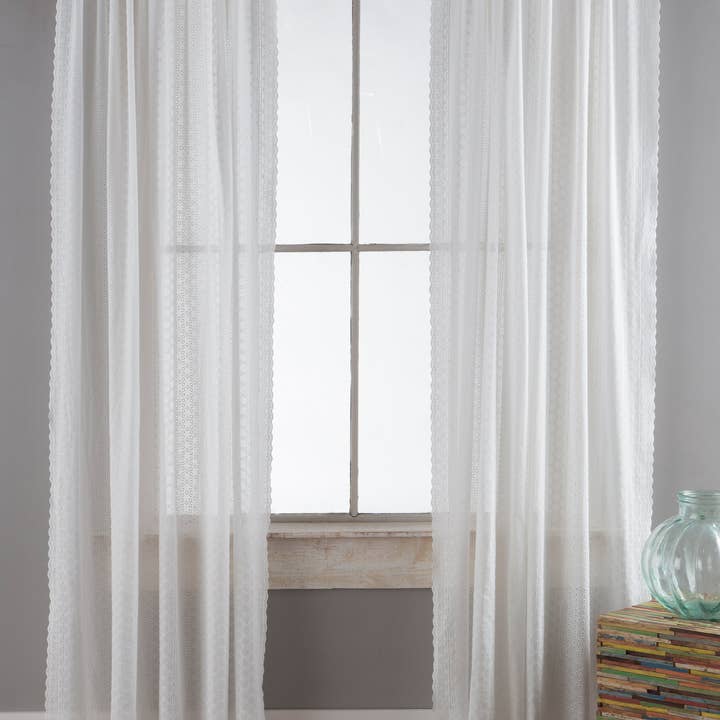 Rideaux en dentelle à œillets blancs pour la vente par Carstens, Inc.