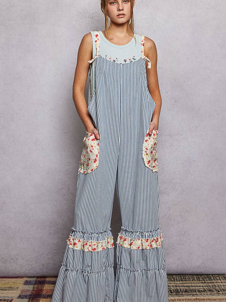 Salopette en denim à volants larges avec bretelles florales et poches plaquées pour la vente par Pol Clothing