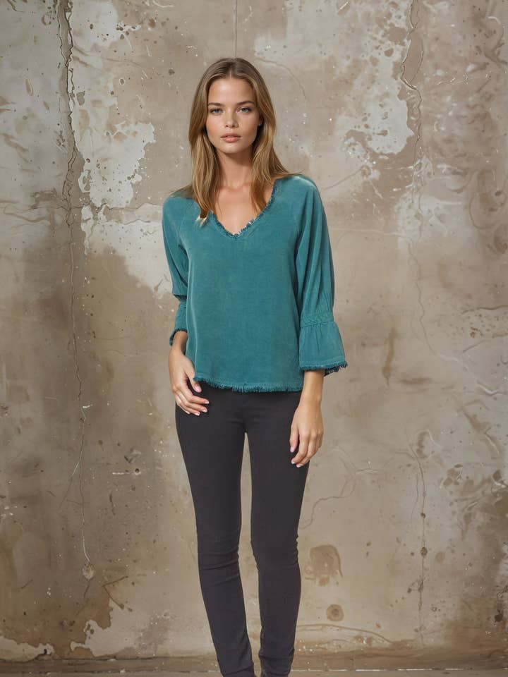 TOP A MANICHE LUNGHE A CAMPANA CON SCOLLO A V E ORLO SFRANGIATO per la vendita all'ingrosso da parte di Maven West