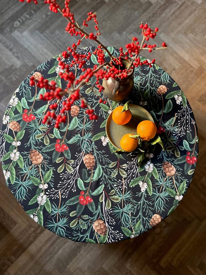 Runde Tischdecke mit dunklem Weihnachtsmotiv, 100% Baumwolle | Christmas Forest für den Großhandel von Hortensias Home