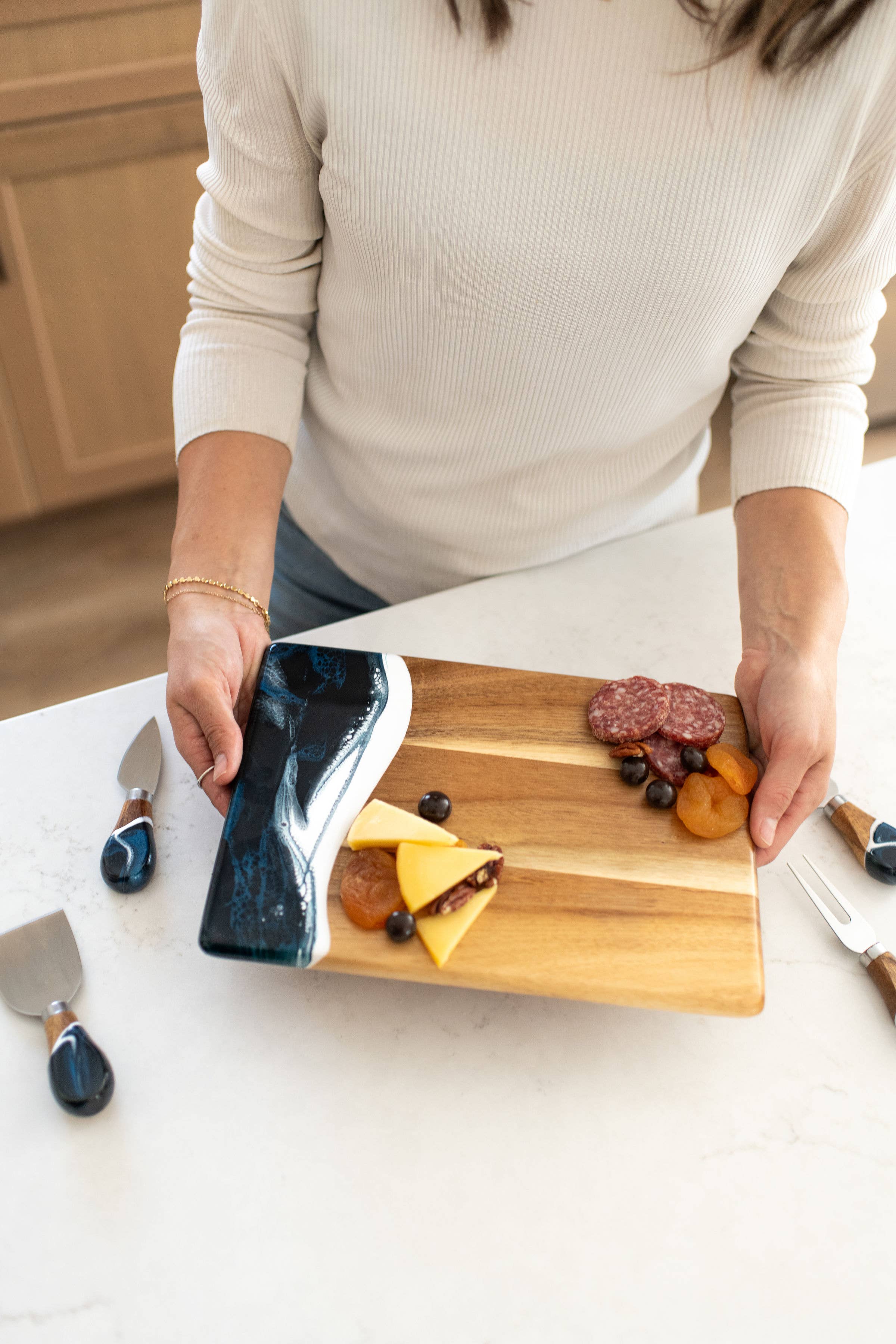 Lynn & Liana Designs - Vendita all'ingrosso Taglieri per formaggio - Tagliere per formaggi e salumi in legno di acacia con resina - No dazi!0