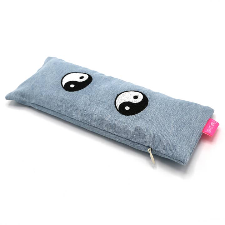 Oreiller Yin Yang Yang pour la vente par Pink Door Store