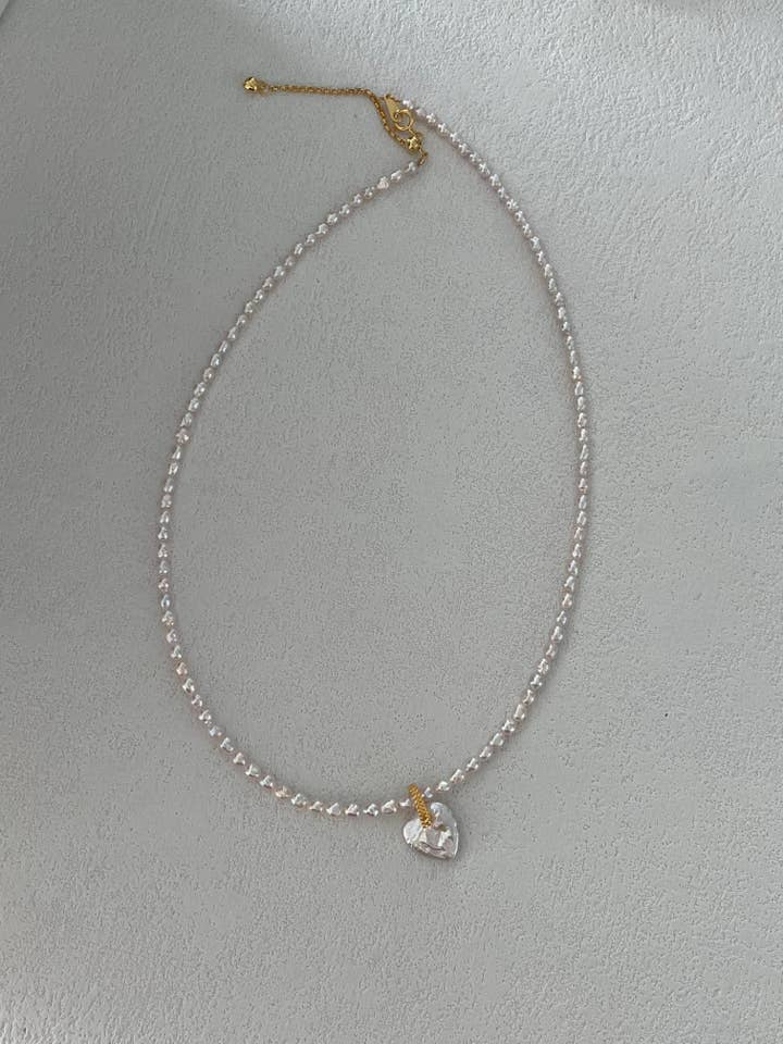Collar con colgante de corazón ELSIE y perla rosa para venta al por mayor de ZEN&CO Studio