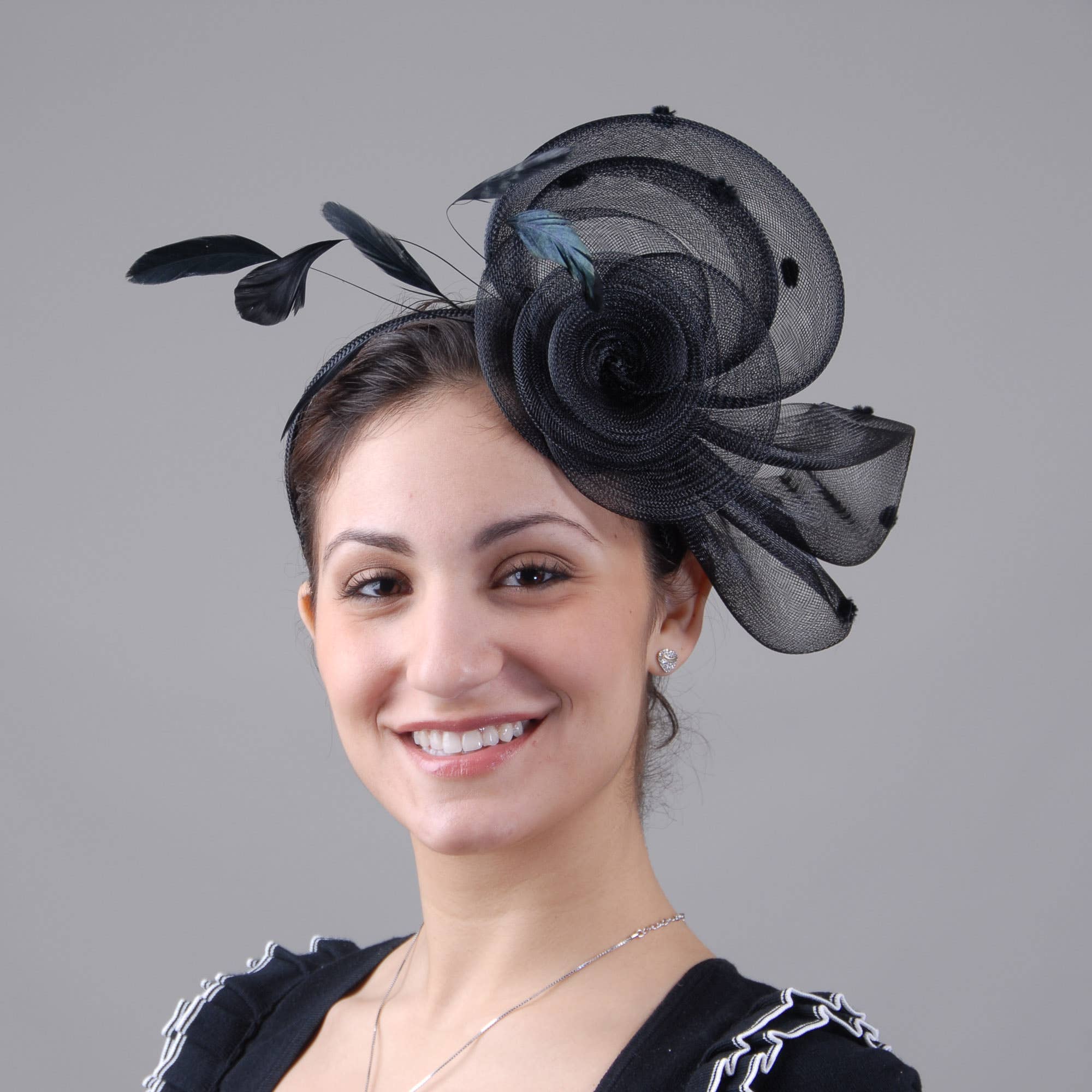 KaKyCo - Venta al por mayor Tocado - Mujer - Fascinador de cóctel con lazo de flor de crinolina y pluma | 5610H5