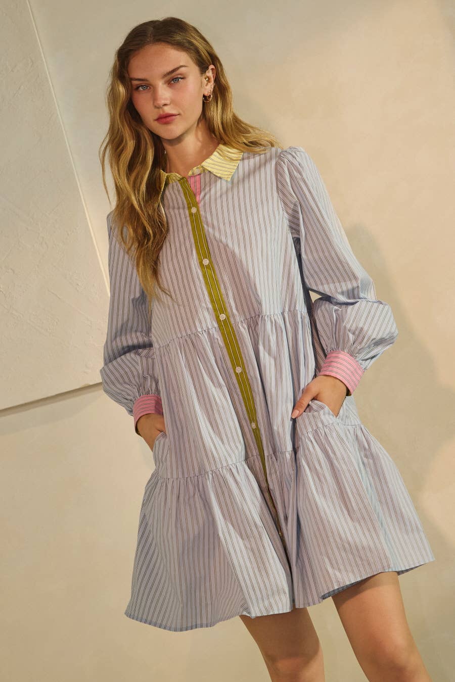 Blaue Kombo Plus gestreiftes, gestuftes Hemdkleid mit Knopfleiste für den Großhandel auf Faire4