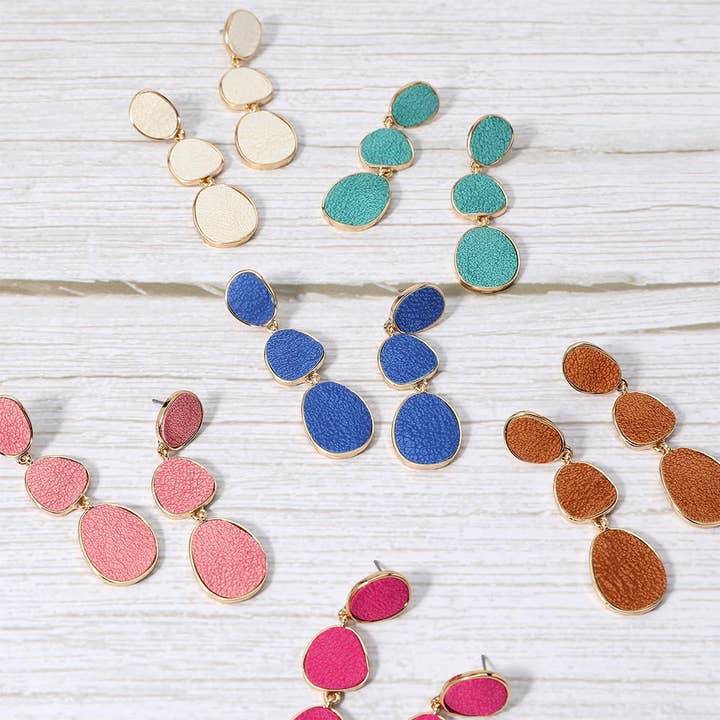 Boucles d'oreilles pendantes en simili cuir avec triple plaque abstraite en métal. pour la vente par Sensibling Corp.