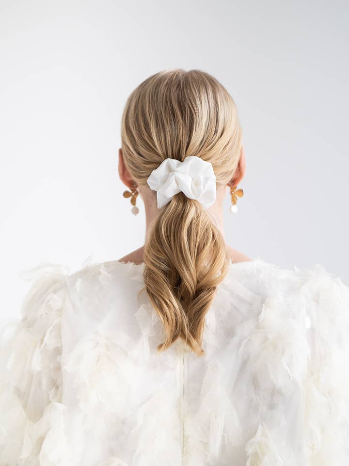 Sienna Scrunchie White — Normal pour la vente par Little Details Helsinki