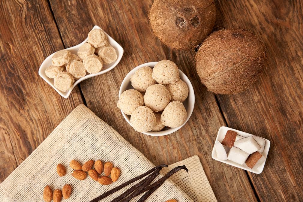 Nourish - Wholesale Cookie - Organic Vanilla Coconut Macaroons (110gm) Case of 10 NOUR0052