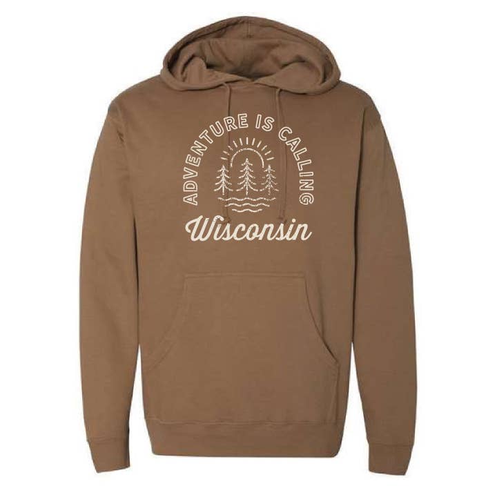 Chandail à capuchon Adventure Is Calling WI d'épaisseur moyenne pour la vente par Lakeside Clothing Co.