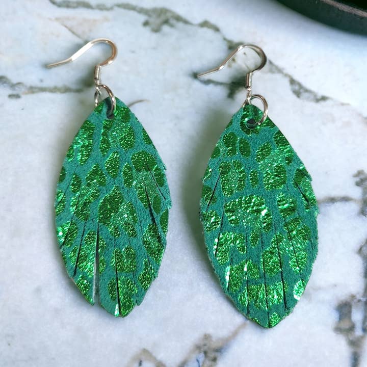 Feuille frangée verte métallisée en forme de léopard pour la vente par Bushleys Beauties, LLC