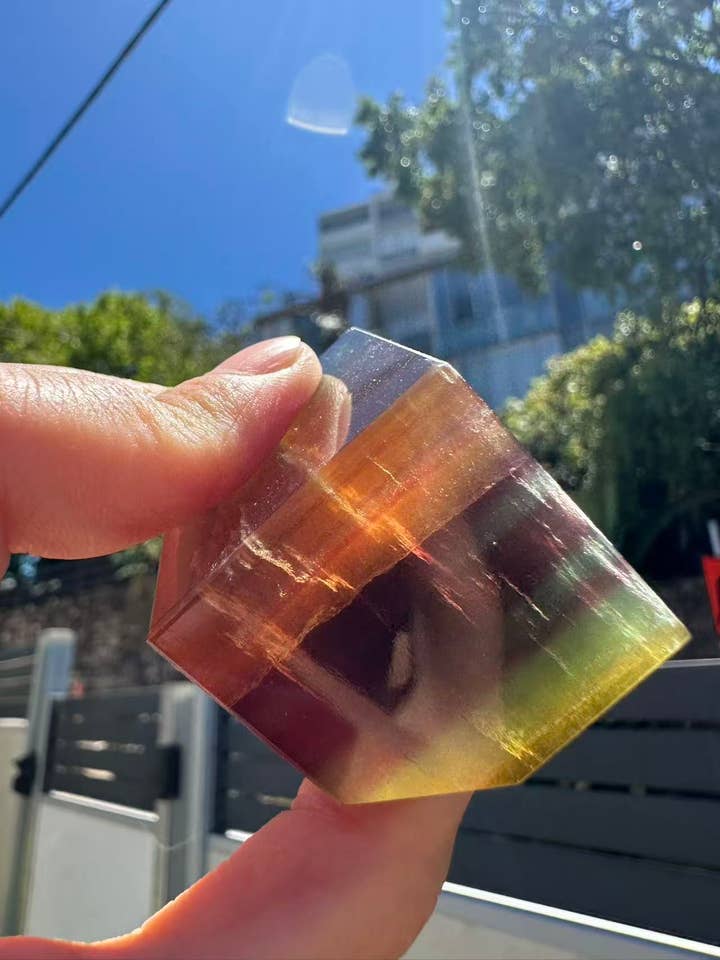 Geometrische Regenboog Fluoriet Kubus | Focus & Helderheid Bureau Kristal - Kerst Kristal Cadeau #1 voor wholesale door Moon Rituals