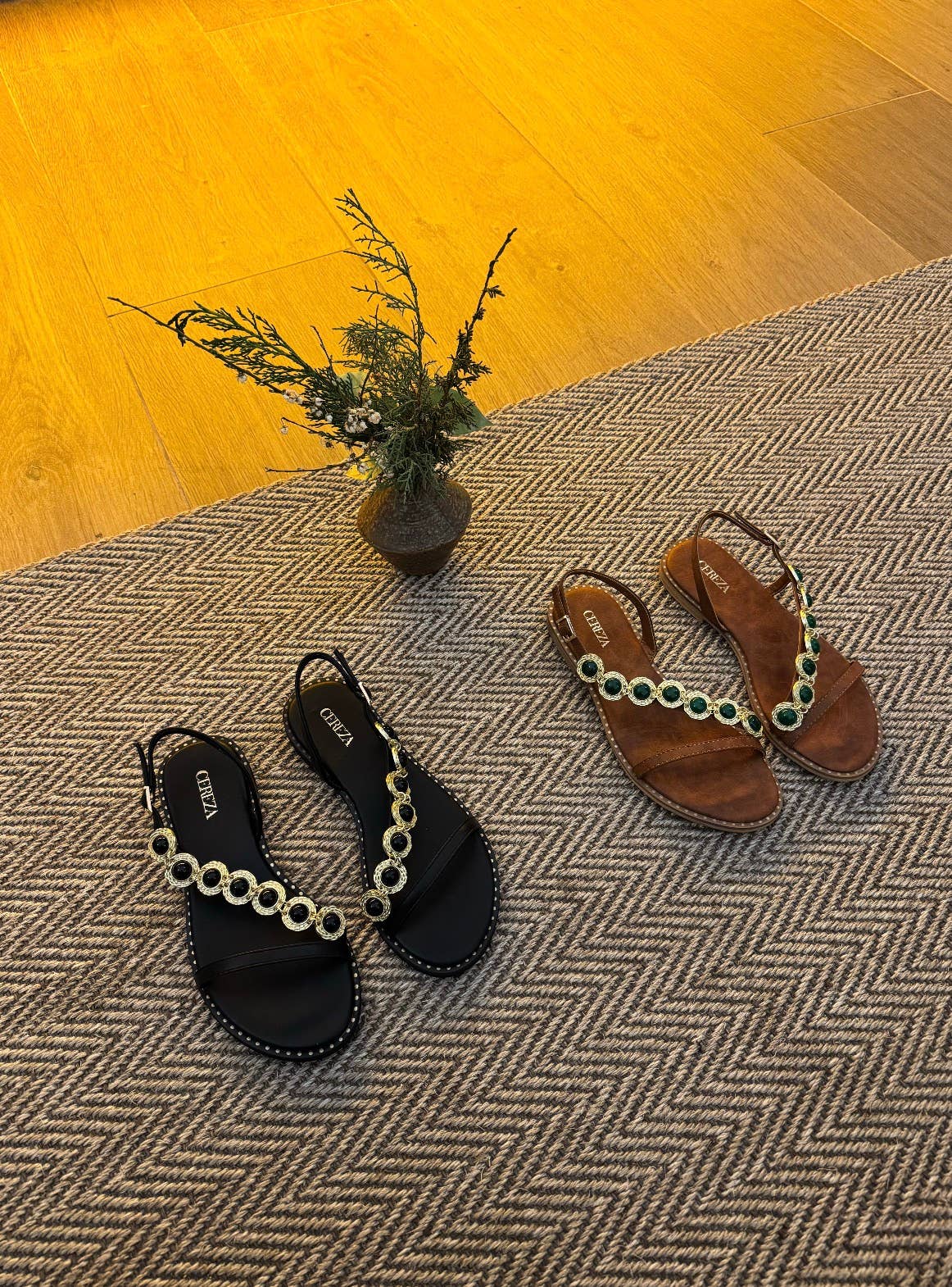 CEREZA - Vente Sandales – femme - Sandales plates avec bride ornée de pierres précieuses3