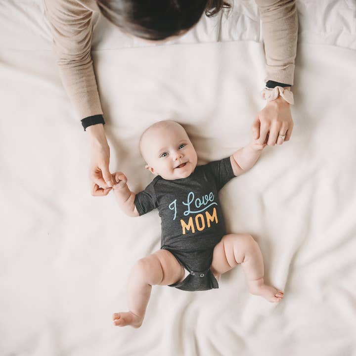 Sweetpea and Co. – wholesale Overall - Baby – I Love Mom baby onesie, mors dagspresent, babykläder