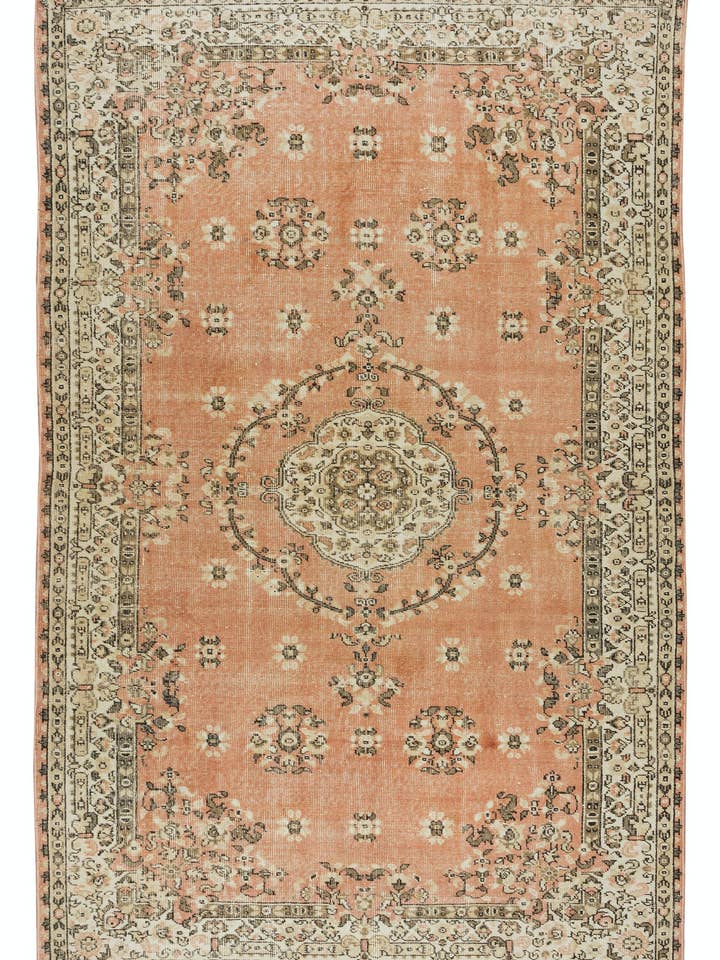 6x9.2 Ft handknuten vintage turkisk matta i rött och beige för wholesale av Rug Specialist LLC.