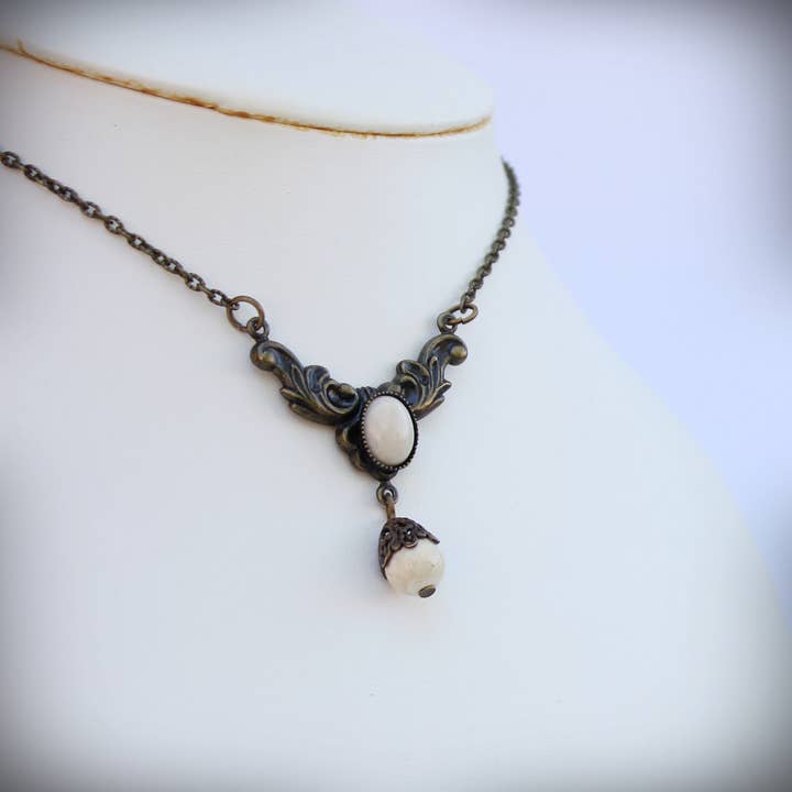 Collier style vintage Riverstone pour la vente par Circa 1890