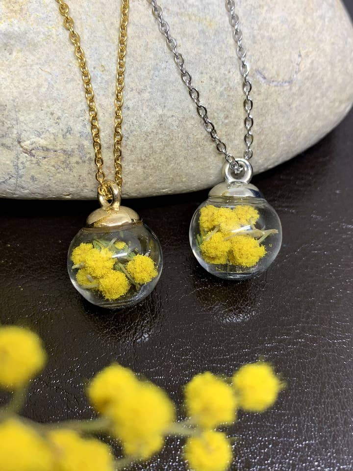 Collier fleur séchée Mimosa, pendentif sphère de verre doré pour la vente par Madame Cousette