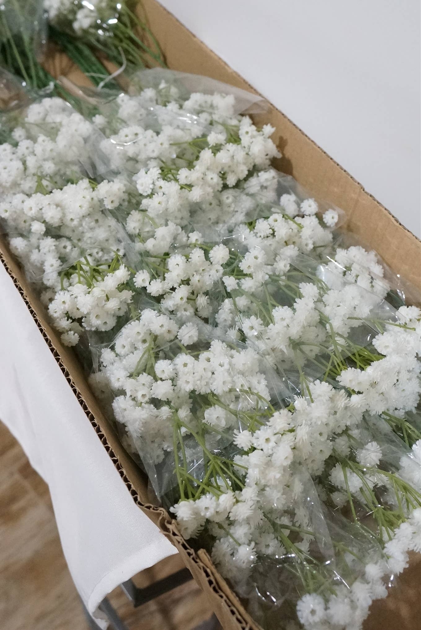 Sweet Home Deco – wholesale Konstgjorda blommor –  26 ”mjuka vita äkta touch realistiska babyandningsstammar3