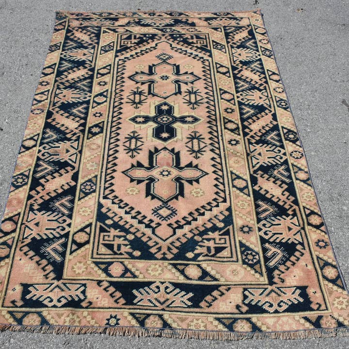 Tapis géométrique rose et noir fait main, 3,9x6,1 pieds style classique pour la vente par Vintage Rugs Loom