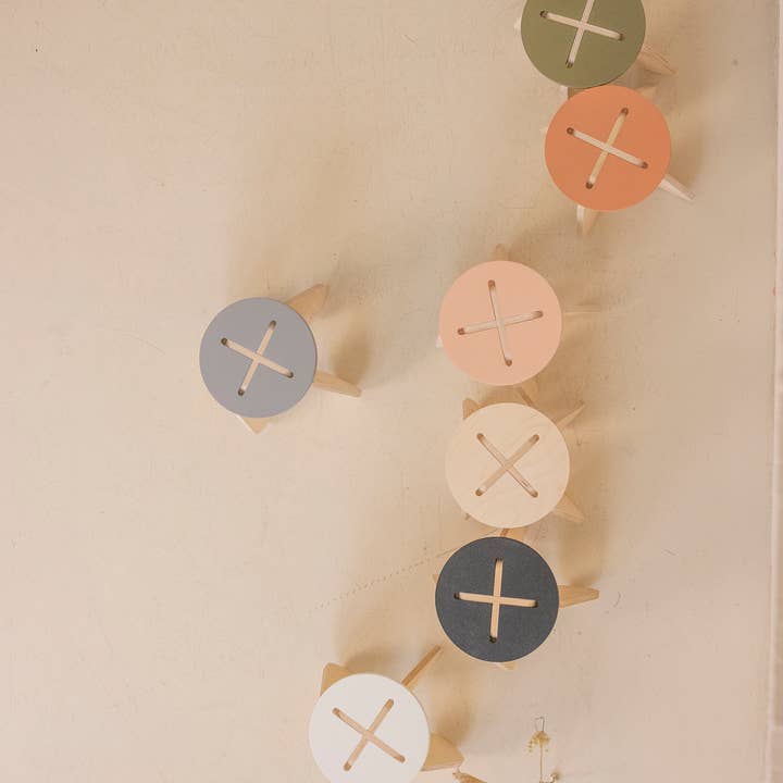 Tabouret en bois pour enfants Babai en couleurs classiques pour la vente par Babai