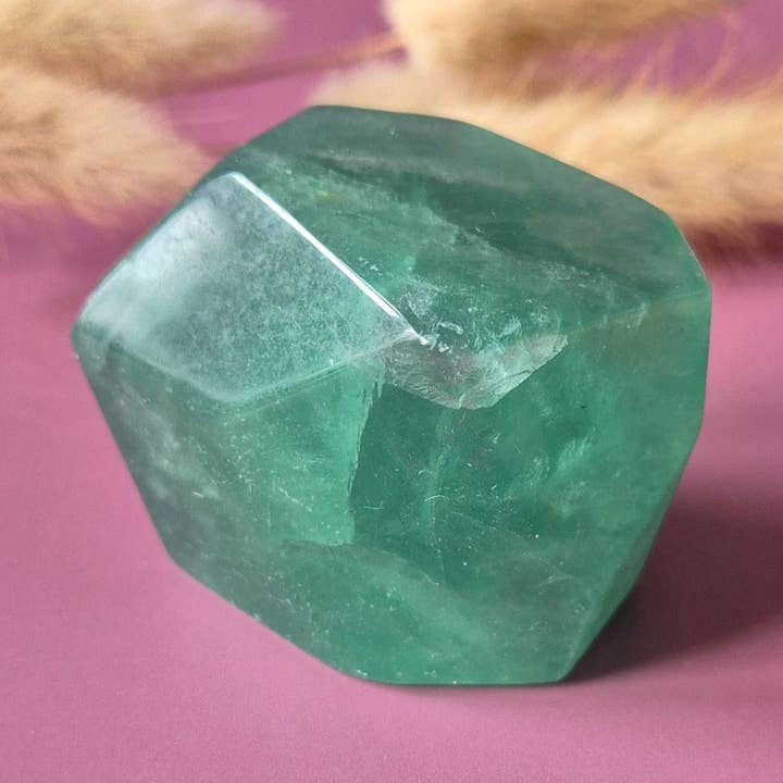 Pierre précieuse Fluorite Verte Freeform – Clarté & Équilibre Énergétique pour la vente par Moonlight Gemstones